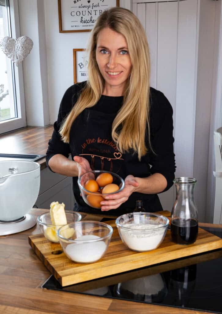 Sina von inthekitchenwithsina beim Backen in ihrer Küche