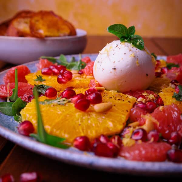 Sommerliches Rezept: Burrata mit Zitrusfrüchten auf Rucola