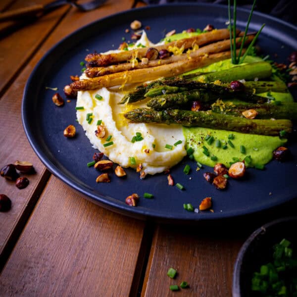 Gebratener weißer und grüner Spargel auf Kartoffel- und Erbsenpüree