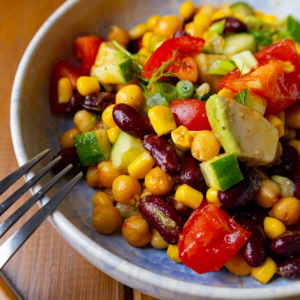 Bunter Sommersalat, perfekt als leichtes Abendessen oder Grilbeilage