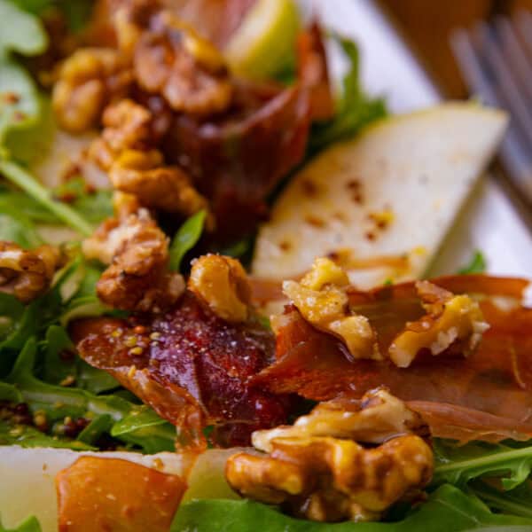 Rucola-Salat mit Birne, knusprigem Serrano-Schinken und Walnüssen