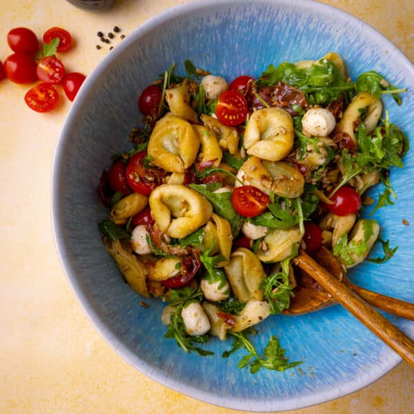 Knuspriger Tortellinisalat mit Serrano, Mozzarella & Rucola