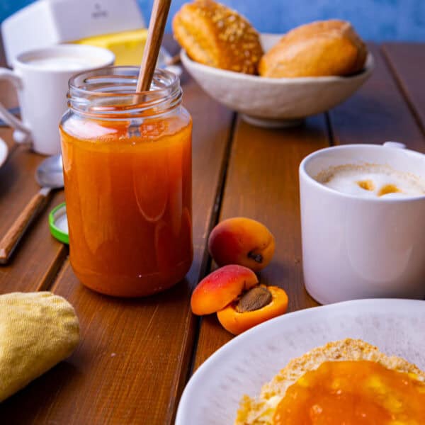 🍑 Wusstest du schon? Je mehr Sonnenstunden Aprikosen bekommen, desto intensiver entwickeln sie ihr Aroma und ihre natürliche Süße. Deshalb schmecken vollreife Sommeraprikosen besonders fruchtig und eignen sich perfekt für selbstgemachte Marmelade. ☀️