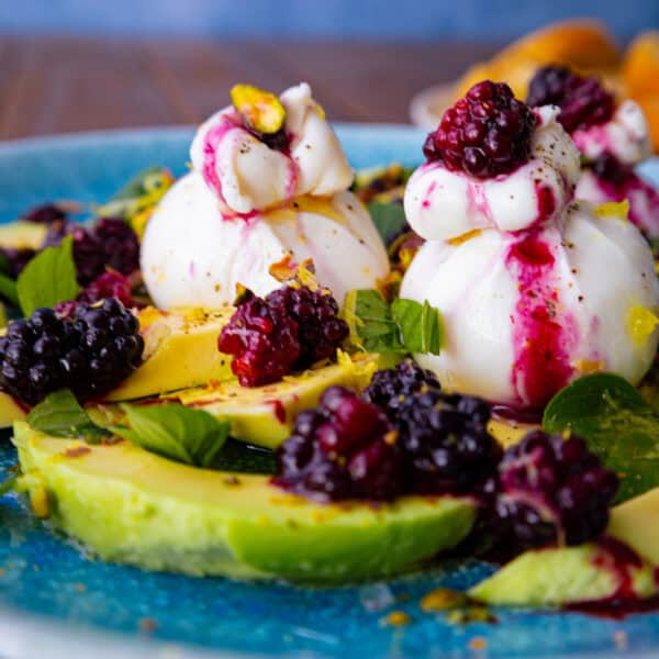 Burrata mit warmen Brombeeren und Avocado ist das perfekte Sommerrezept