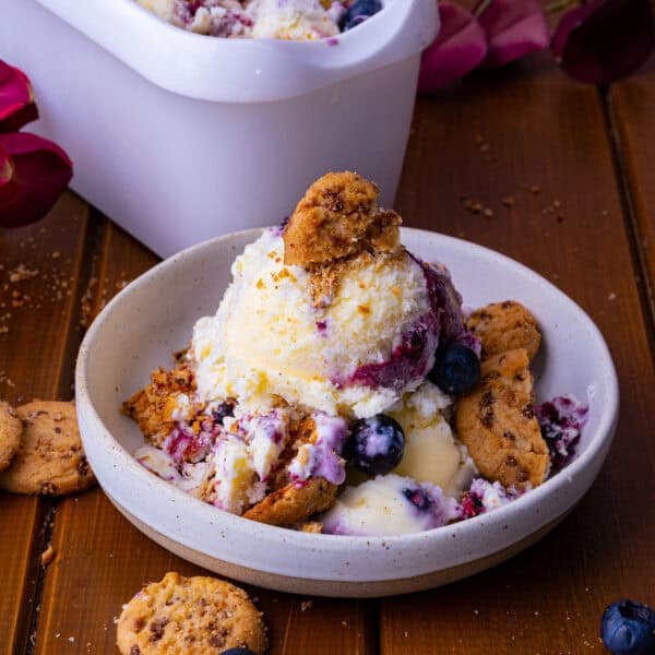 Vanilleeis mit Heidelbeer-Swirl und Cookie-Crunch