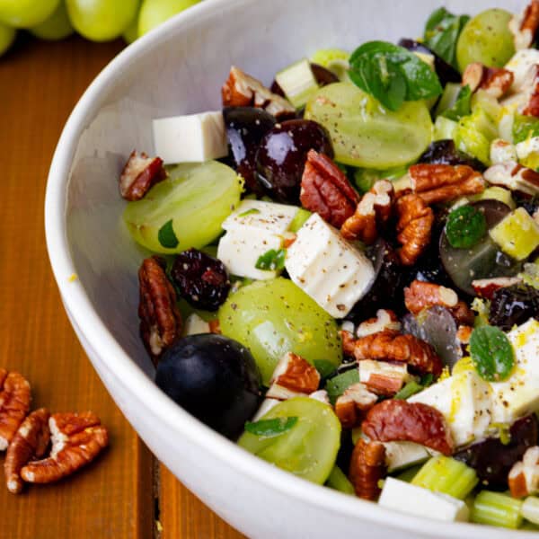 Trauben-Sellerie-Salat mit Cranberrys und Basilikum
