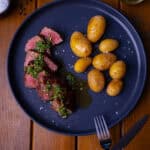 Saftiges Steak mit würziger Kräutersoße und Salzkartoffeln