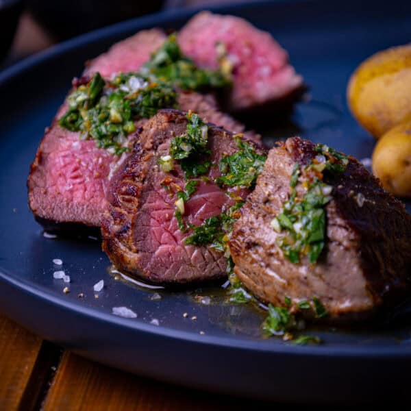 Steak mit Chimichurri ist die perfekte Kombination aus saftig gebratenem Fleisch und einer würzigen Kräutersoße
