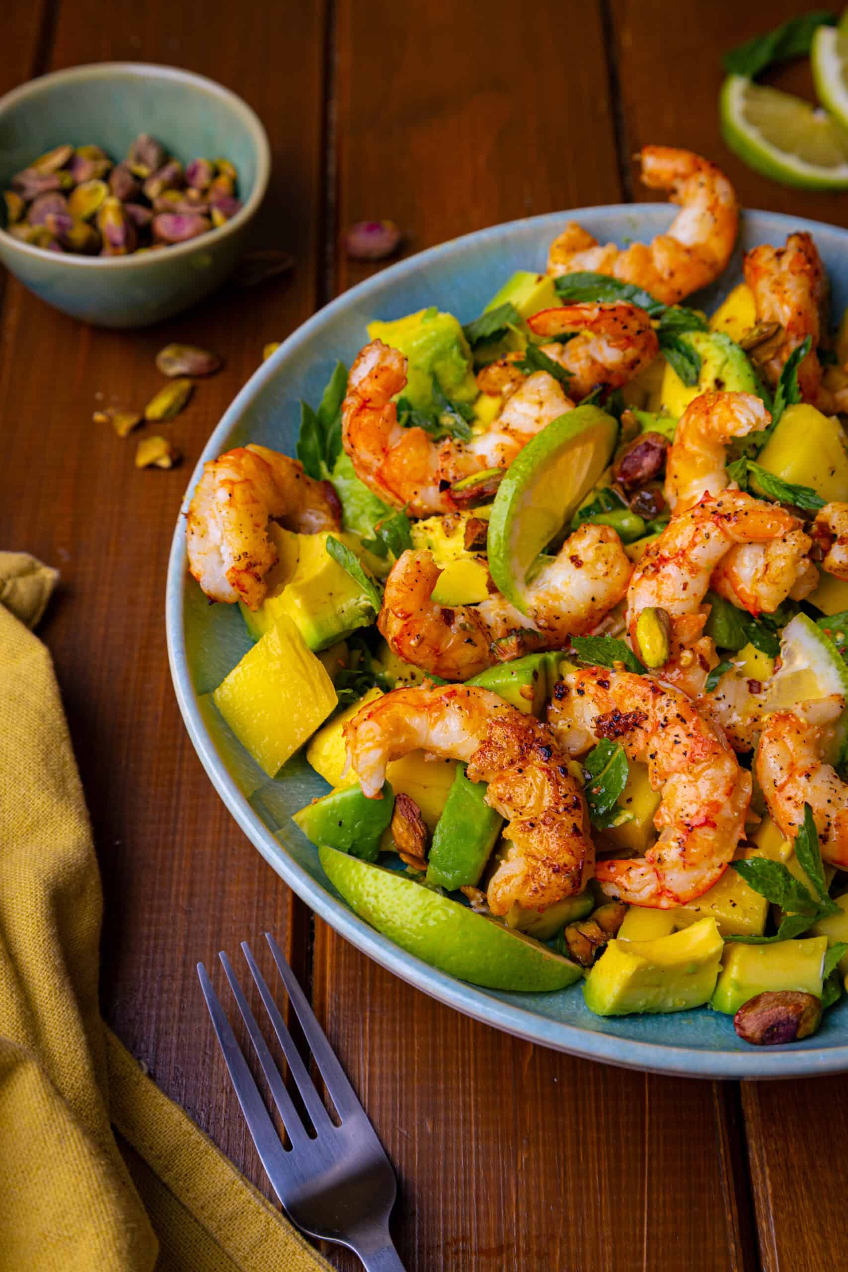 Mehr über den Artikel erfahren Mango-Avocado-Salat mit Garnelen – einfaches Sommerrezept in 20 Minuten