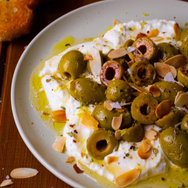 Whipped Feta mit warmen Oliven, Honig & Mandelblättchen