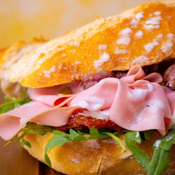 Italienisches Ciabatta mit Mortadella, Burrata & Sardellen